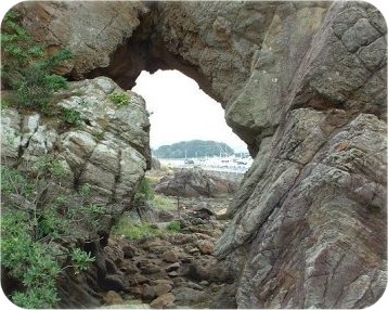 鈴島から孔島を見る